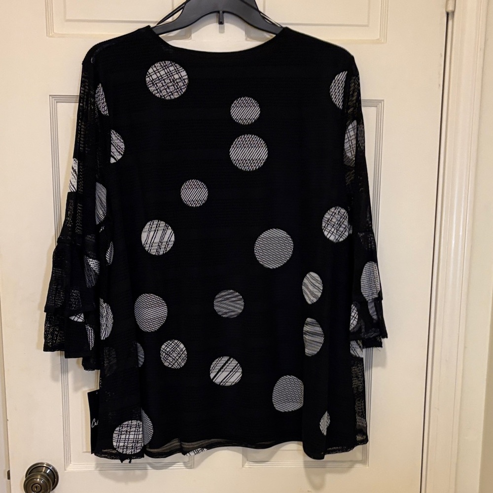 Calessa Black and White Circle Pattern Blouse New with Tags - Picture 6 of 6